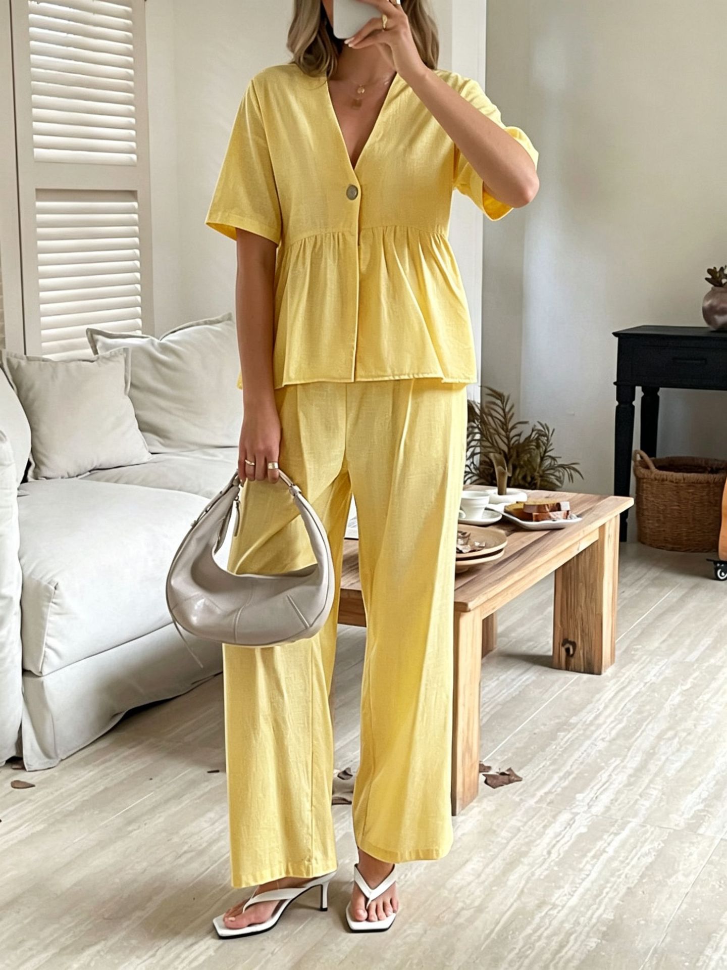 Damen-Set aus lockerem V-Ausschnitt-Oberteil mit kurzen Ärmeln und Hose mit weitem Bein