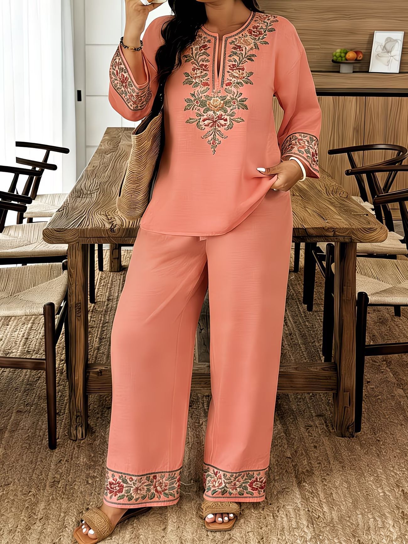 Ethnische zweiteilige Kombination für Damen mit langärmeligem Oberteil und Cropped-Hose