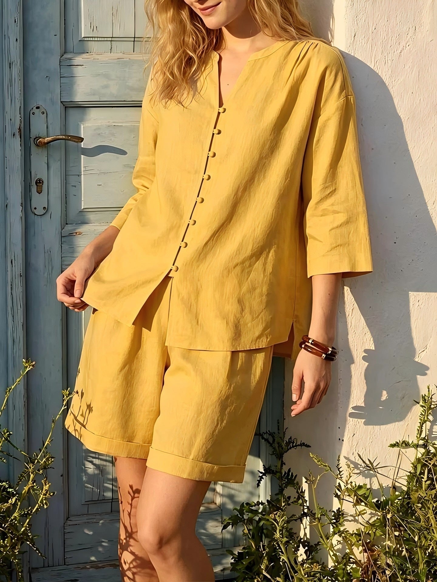 Damen-Zweiteiler mit V-Ausschnitt-Oberteil und Shorts mit hoher Taille und weitem Bein
