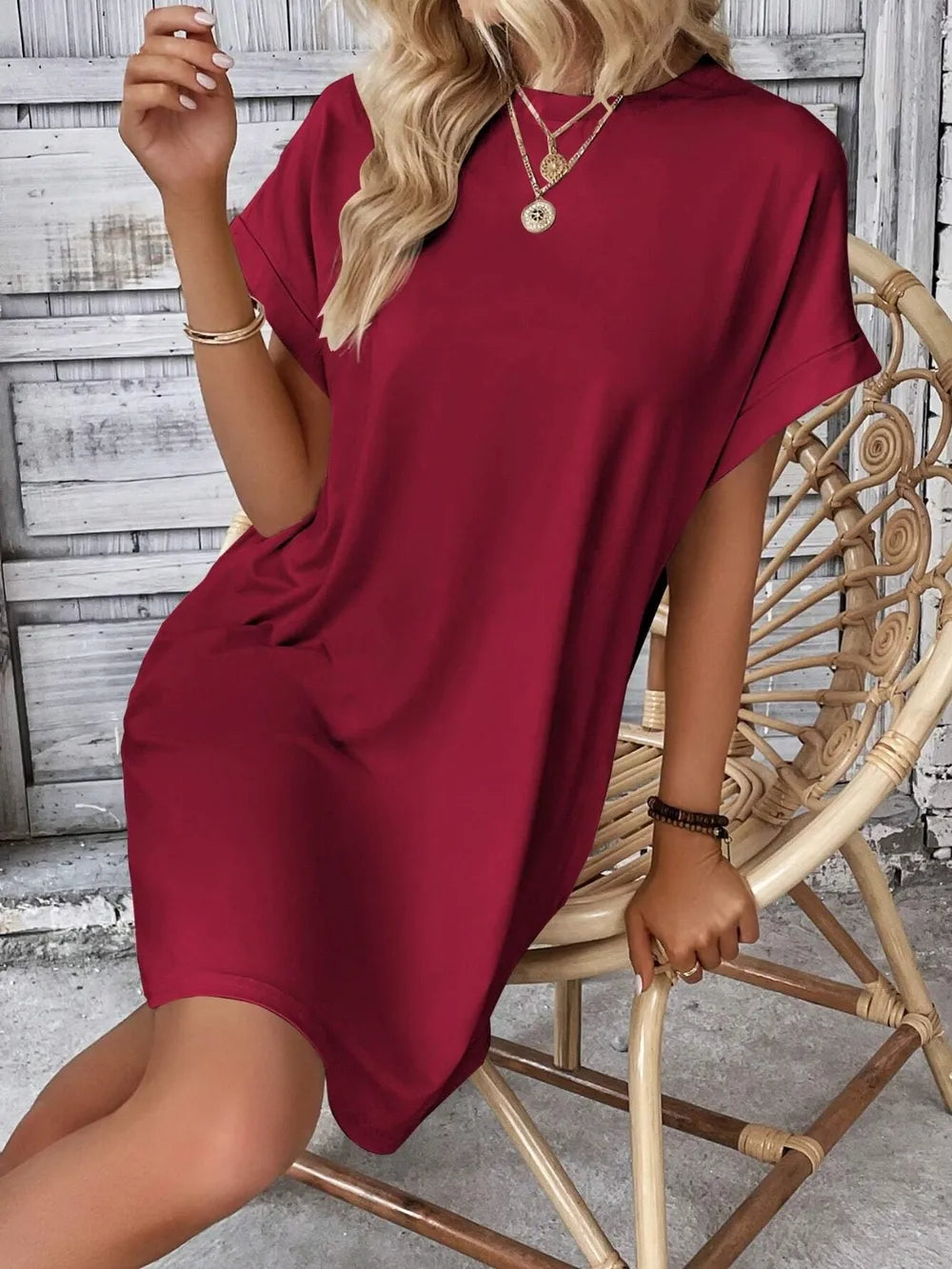 Rundhals-Minikleid mit kurzen Ärmeln