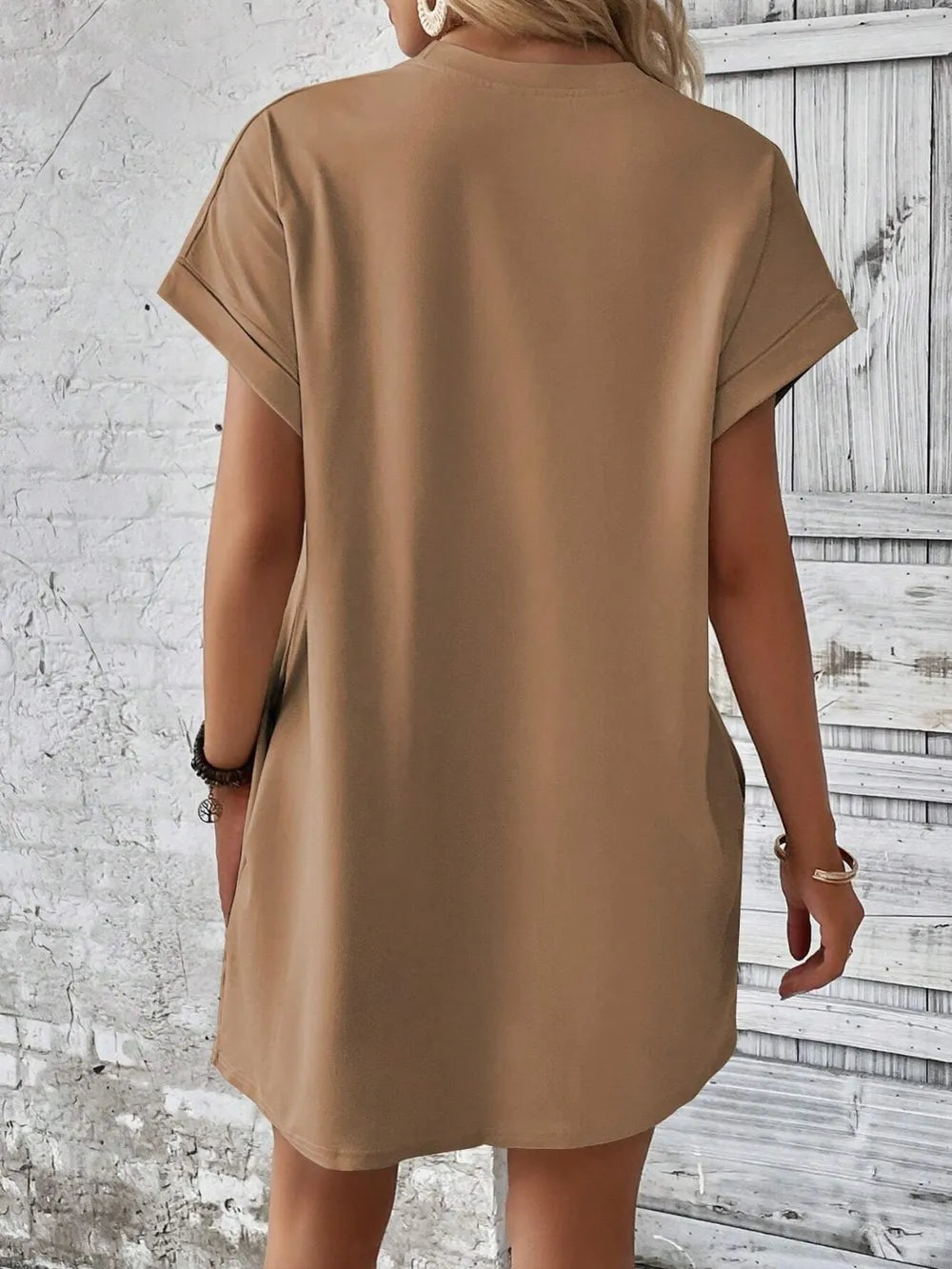 Rundhals-Minikleid mit kurzen Ärmeln